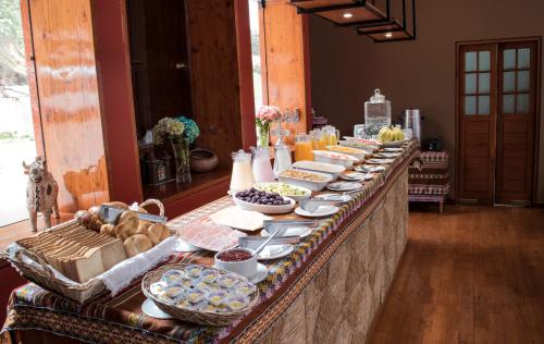 - un buffet de plats sur une table dans une chambre dans l'établissement Mamasara Cusco, à Cusco