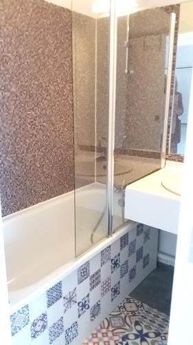une salle de bain avec une douche, une baignoire et un lavabo dans l'établissement Studio cosy avec vue sur la mer à Bormes-les-Mimosas, 20 m²., à Bormes-les-Mimosas