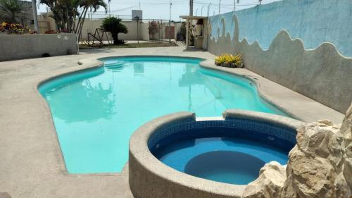 une grande piscine d'eau bleue dans l'établissement Casa Amueblada en Salinas, à Salinas