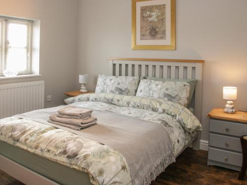 1 Royal Oak Cottages tesisinde bir odada yatak veya yataklar