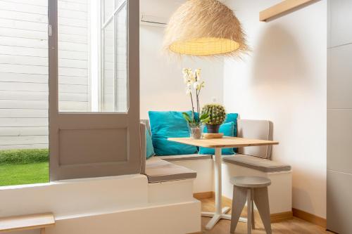 une chambre avec une table et un canapé bleu dans l'établissement Loft Terrasse, l'Hauture, Arles, à Arles