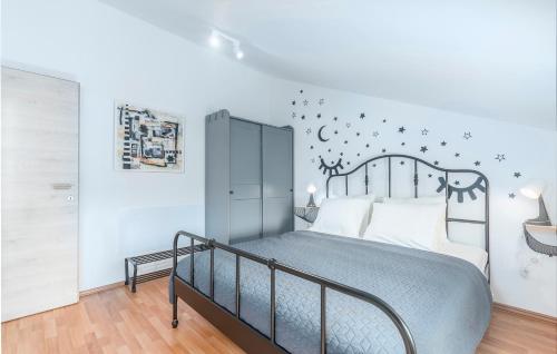 Schlafzimmer mit einem Bett mit einem Kopfteil aus Metall in der Unterkunft Apartment Serena, sea view, Peroj in Peroj