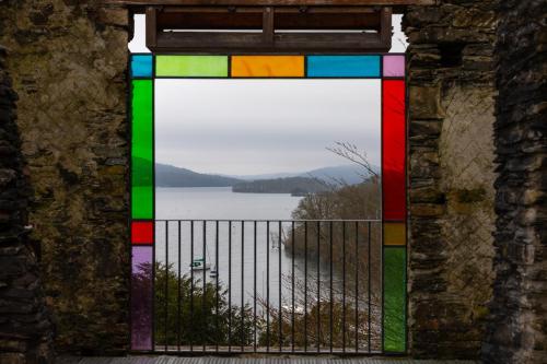 a window with a view of a lake at Ivythwaite Lodge Guest House in Windermere