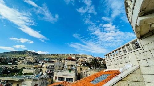 uma vista para uma cidade a partir do telhado de um edifício em Zohara em Naḥf