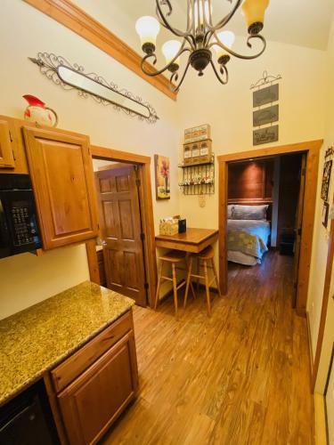 Dapur atau dapur kecil di All Seasons Treehouse Village