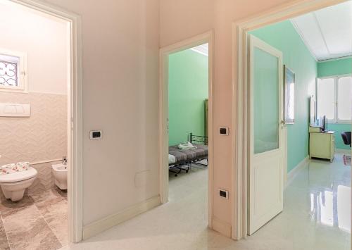 Kúpeľňa v ubytovaní Spacious Three Bedroom Apartment On the Arno