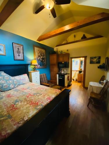 Katil atau katil-katil dalam bilik di All Seasons Treehouse Village