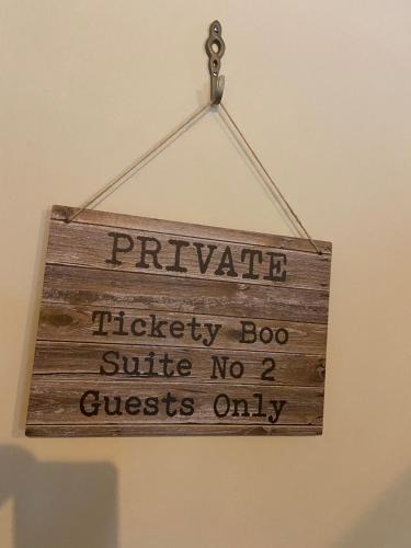 Ticketyboo Suitesに飾ってある許可証、賞状、看板またはその他の書類