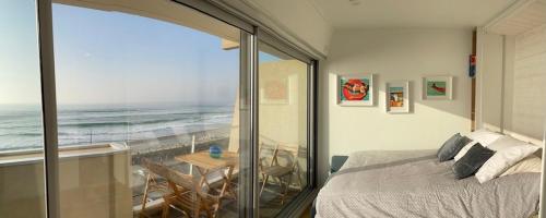 une chambre avec un lit et une vue sur l'océan dans l'établissement 1ère ligne, Dernier étage, Vue à 180° sur l'océan, Lacanau, Plage centrale, à Lacanau