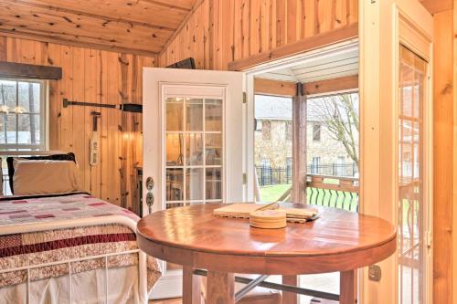 Hot Springs的住宿－The Boat House - Charming Creekside Getaway!，木制客房设有桌子和窗户。