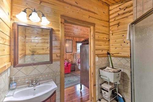 Um banheiro em The Boat House - Charming Creekside Getaway!