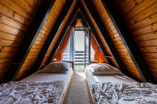 Postel nebo postele na pokoji v ubytování Ferienwohnpark Immenstaad am Bodensee Nurdachhaus Typ 7 ND 30