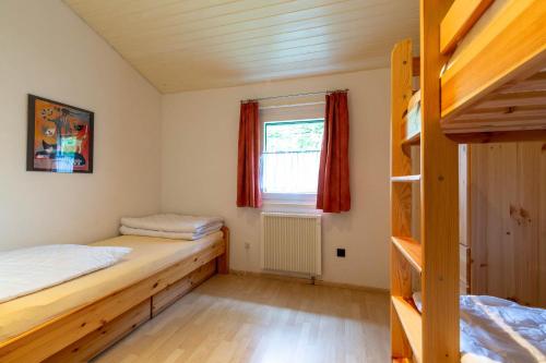 1 dormitorio con 2 literas y ventana en Ferienwohnpark Immenstaad am Bodensee Satteldachhaus Typ 10 SDR 102, en Immenstaad am Bodensee