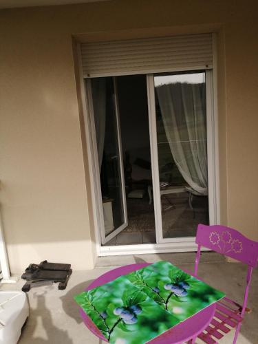 Cette chambre dispose d'un tapis vert et violet au sol. dans l'établissement Nid douillet au calme, à Larche