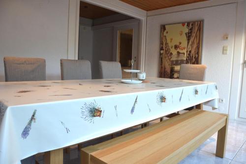 d'une table à manger avec un tissu de table recouvert de plumes. dans l'établissement Ferienwohnpark Immenstaad am Bodensee Ferienhaus Normannenweg, à Immenstaad am Bodensee