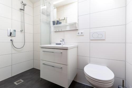 un bagno bianco con un water e un lavandino di Ferienwohnpark Immenstaad am Bodensee Satteldachhaus Typ 9 SD 21 a Immenstaad am Bodensee