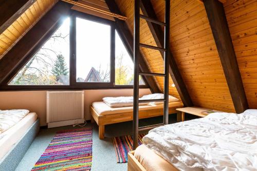1 dormitorio con 2 literas y 2 ventanas en Ferienwohnpark Immenstaad am Bodensee Nurdachhaus Typ 8 NDW 080, en Immenstaad am Bodensee