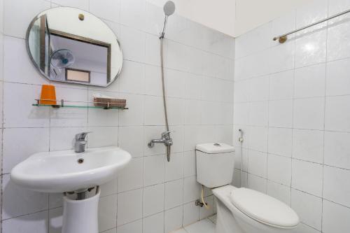 a bathroom with a sink and a toilet and a mirror at Thanh Lan Hotel in Ho Chi Minh City