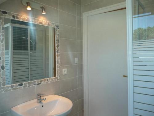 La salle de bains est pourvue d'un lavabo et d'un miroir. dans l'établissement Maison "Ouessant" Pays des Abers, à Plouguerneau