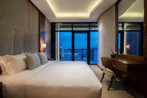 Postel nebo postele na pokoji v ubytování WAW Hotel Suites King Abdullah Road