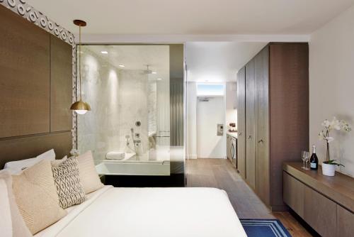 Кровать или кровати в номере Kaskades Hotel South Beach
