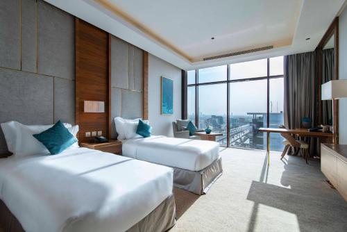Ένα ή περισσότερα κρεβάτια σε δωμάτιο στο WAW Hotel Suites King Abdullah Road
