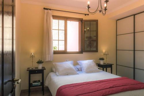Schlafzimmer mit einem großen Bett und einem Fenster in der Unterkunft Vivienda Vacacional La Finca in Los Palmitos