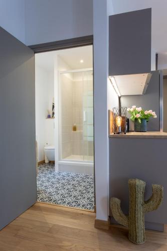 La salle de bains est pourvue d'une douche à l'italienne et de toilettes. dans l'établissement Appartement Gecko, l'Hauture, Arles, à Arles