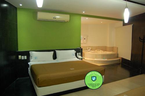 a bedroom with a bed and a bath tub at Hotel Porto Novo in Veracruz