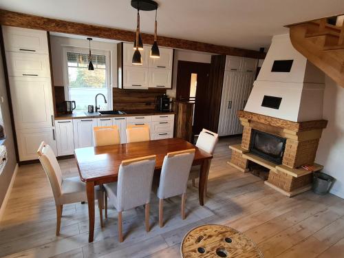 Kuchyň nebo kuchyňský kout v ubytování Domek Łeba Nowęcin