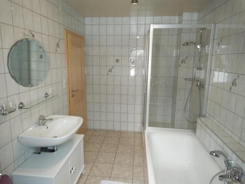 Ferienwohnung Rappl في شليكينغ: حمام مع حوض ومغسلة ودش