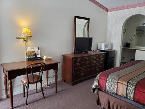 布賴恩的住宿－Bryan Inn，酒店的客房配有书桌、床、书桌和