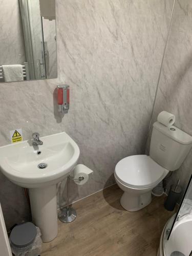 Bilik mandi di Rooms at the Inn