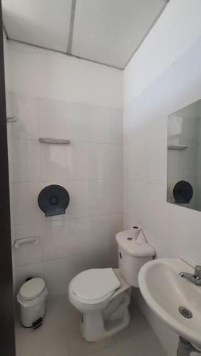 Ett badrum på Hotel Luna Roja del Llano