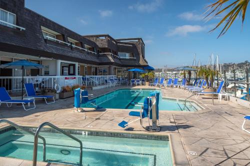 Una piscina con sillas azules y un edificio. en Bay Club Hotel and Marina, en San Diego