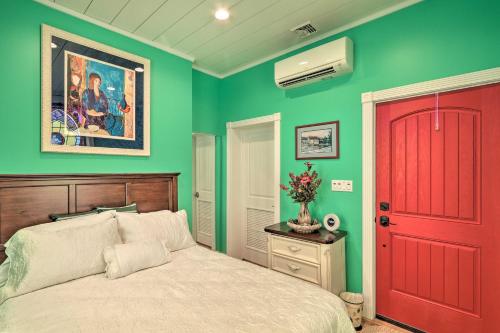 ein Schlafzimmer mit einer roten Tür und grünen Wänden in der Unterkunft Lakefront Saylorsburg Villa with Dock, Near Skiing! in Saylorsburg