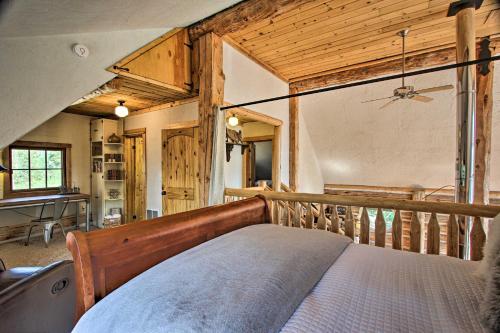 Ένα ή περισσότερα κρεβάτια σε δωμάτιο στο Snow Pine Retreat - Remote Crescent Log Cabin!