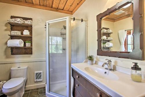 Ένα μπάνιο στο Snow Pine Retreat - Remote Crescent Log Cabin!