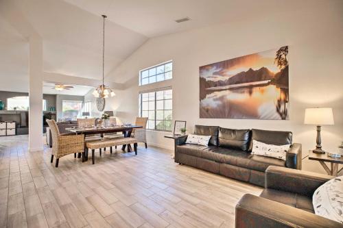 Χώρος καθιστικού στο Estrella Oasis with Private Pool and Gas Fire Pit!