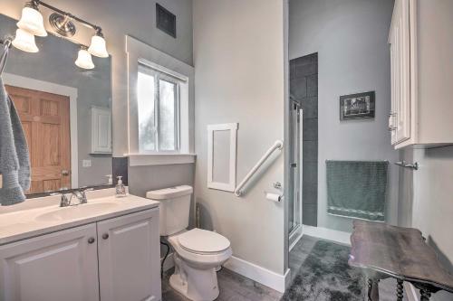 Ένα μπάνιο στο Spacious Family Escape Walk to Lake Michigan!