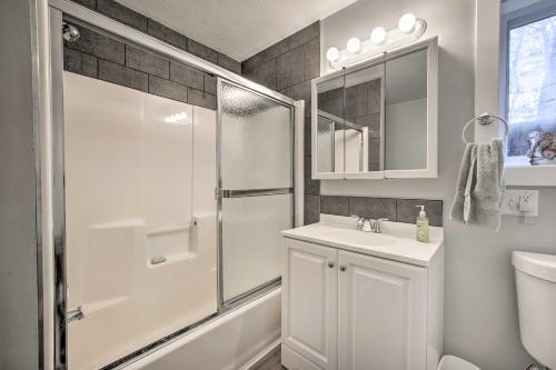 Ένα μπάνιο στο Spacious Family Escape Walk to Lake Michigan!