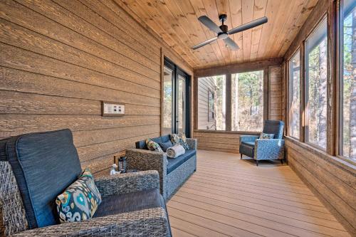 Ruang duduk di Broken Bow Lazy Dog Lodge with Hot Tub, Pool Table