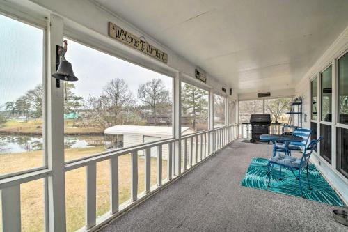 Gambar di galeri bagi Lake Livingston Hideaway with Dock and Gas Grill! di Onalaska