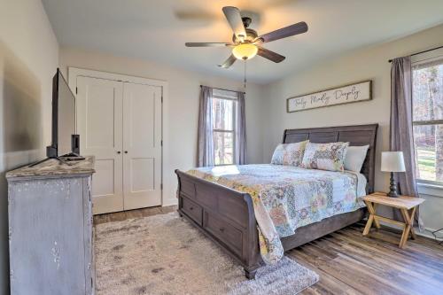 een slaapkamer met een bed en een plafondventilator bij Creek-View Getaway with Deck, Yard, and Fire Pit! in Summerville