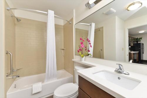 Et badeværelse på Candlewood Suites Houma, an IHG Hotel