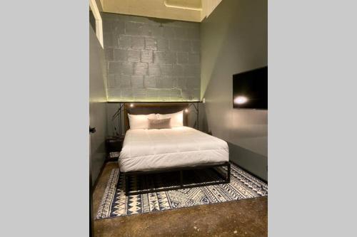 匹兹堡3E-*New* Apt -5 min from Downtown, 3E, Sleeps 6的一间带床和电视的小卧室