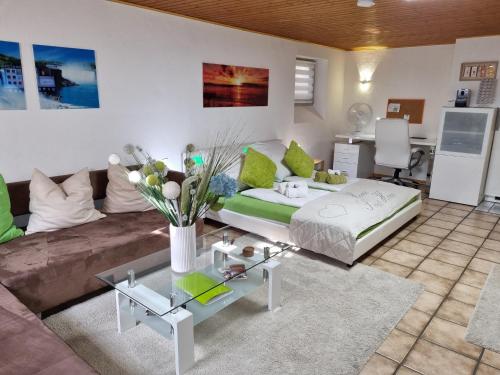 un soggiorno con un divano e un tavolo di Apartment H2 Düsseldorf a Dusseldorf