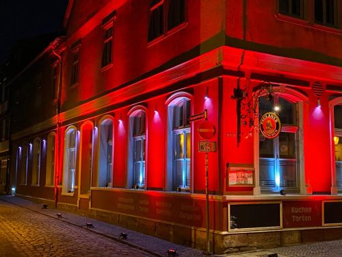 ein Gebäude mit roten Lichtern an der Seite in der Unterkunft Gaststätte Brandenburg in Nordhausen