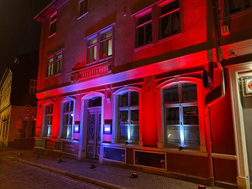 um edifício com luzes vermelhas e azuis em Gaststätte Brandenburg em Nordhausen