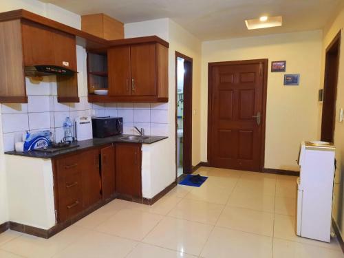 ラーワルピンディーにあるOne Bedroom Apartment in Bahria townの空きキッチン(木製のキャビネット付)
